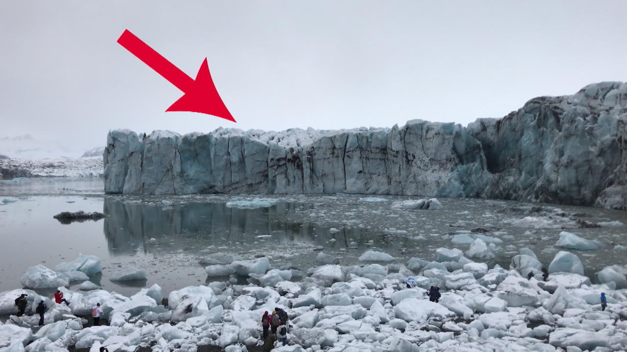Touristen fliehen vor Flutwelle Gletscher-Abbruch im Frühling 2019