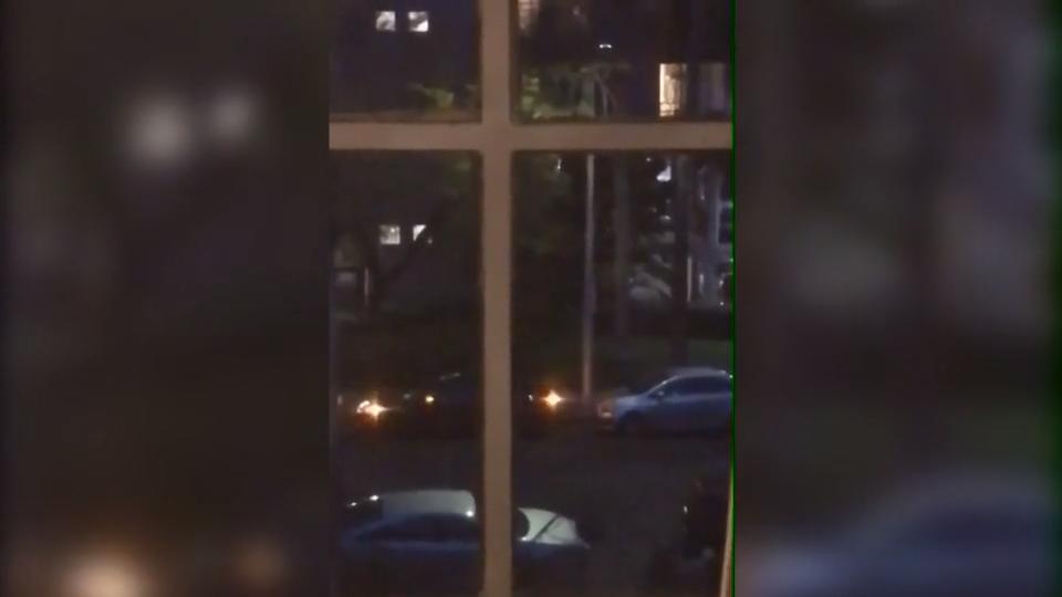 Kampf um Parkplatz geht viral Nachbarin filmt Streit