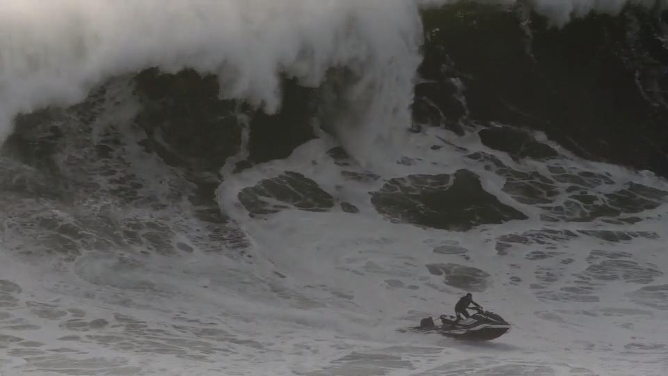 Monsterwelle verschluckt Surfer und seinen Retter auf dem Jetski Atemberaubendes Video