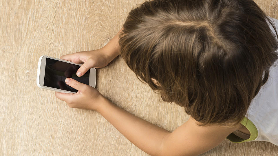 Ist das Kind süchtig nach dem Smartphone? 5 Anzeichen