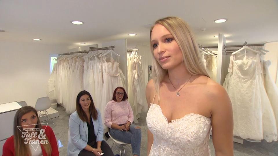 Simone hat sehr genaue Vorstellungen von ihrem Kleid Schon der vierte Brautladen