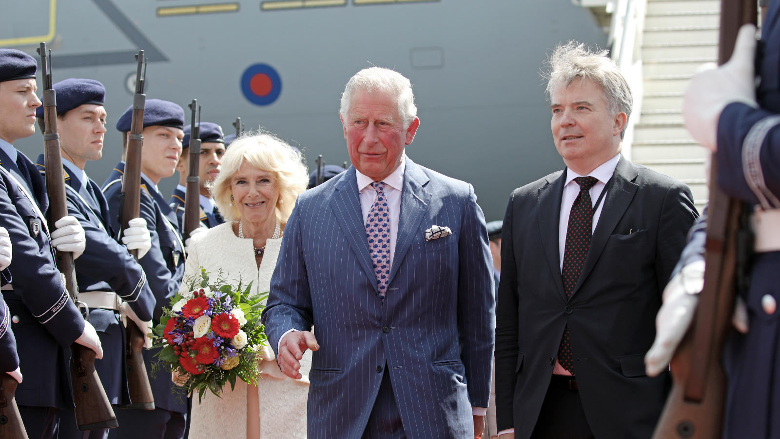 Charles & Camilla in Berlin gelandet Blick auf frischgebackene Großeltern