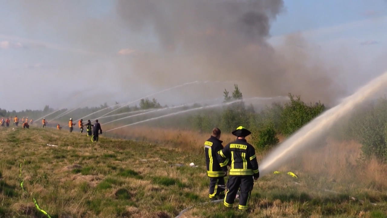 Im Emsland brennt das Moor 250 Feuerwehrleute im Einsatz