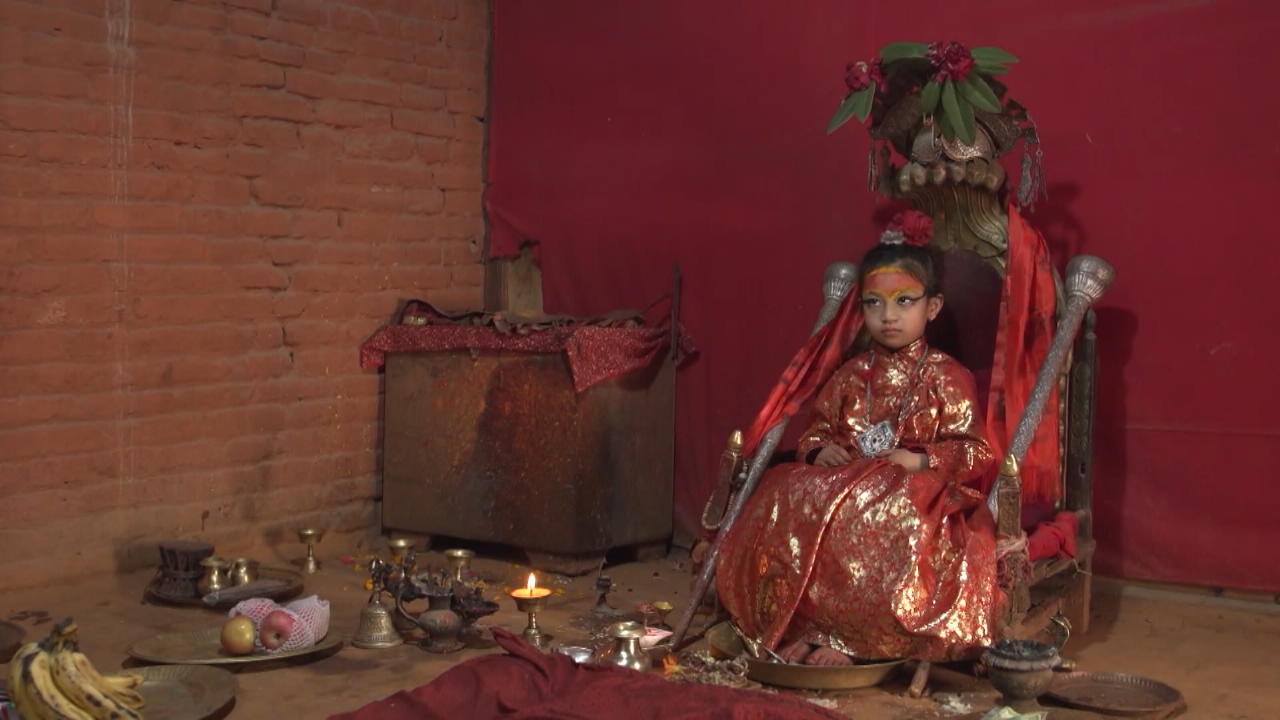 Dieses Mädchen wird als Göttin verehrt! Kindheit eingesperrt im Tempel