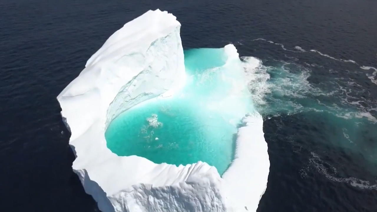 Was für ein Naturschauspiel! Ein Schwimmbecken mitten im Atlantik Pool im Eisberg