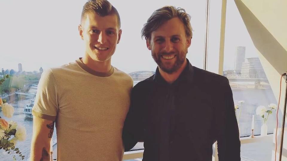 Bei Familie Kroos: Nick Ferretti singt Ständchen Nick Ferretti bei Jessica und Toni Kroos
