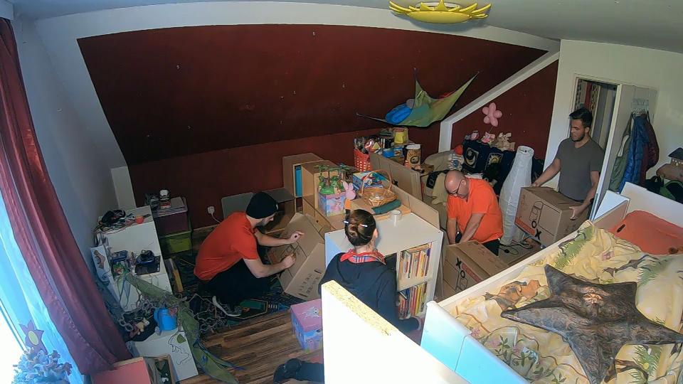 Mimis Team hat viel zu tun Ausräumen und abbauen