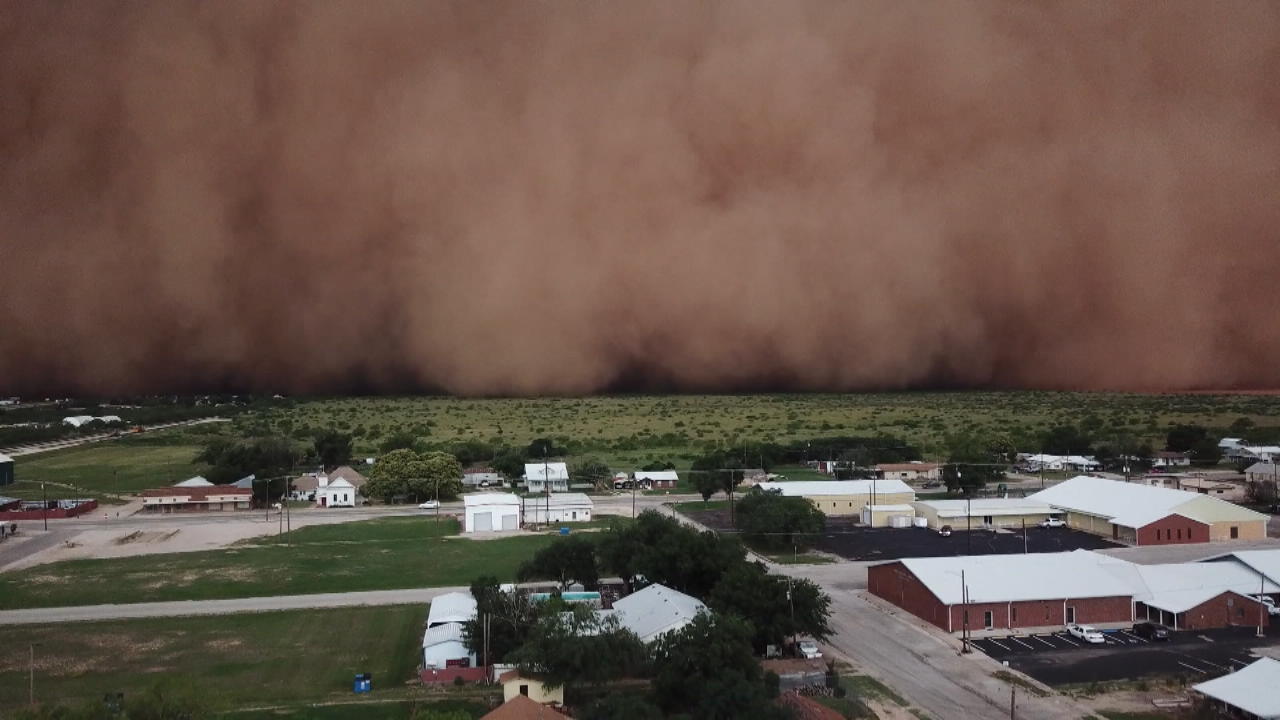 Drohne filmt riesigen Sandsturm Gigantische Staubwolke in Texas