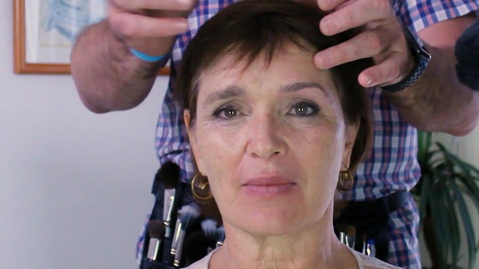 Moni erlebt die Magie der Augenbrauen Coaching durch Make-Up
