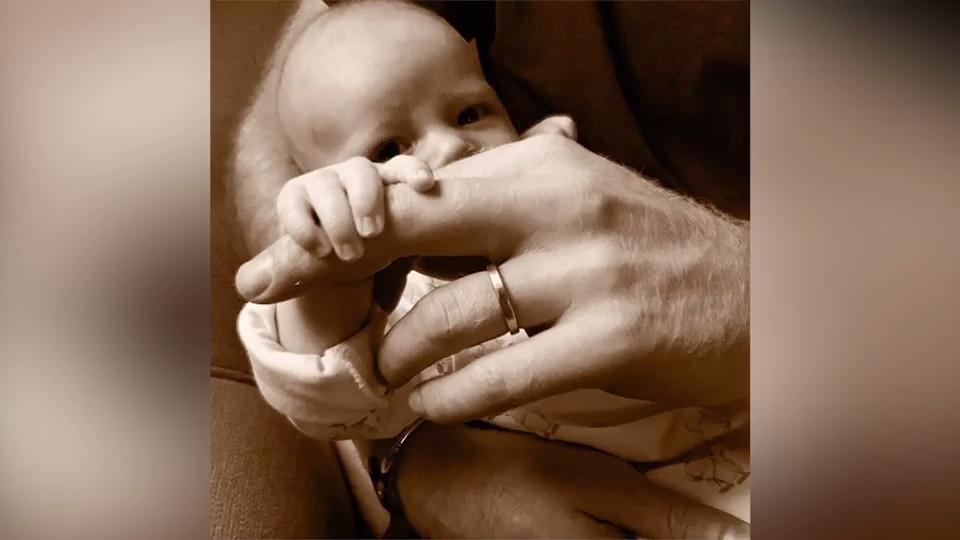 Neues Foto von Mini-Royal Archie Harrison Prinz Harry feiert 1. Vatertag