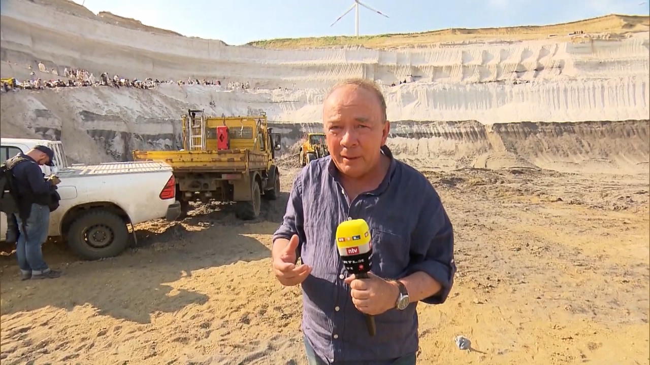 RTL-Reporter Ulrich Klose ist vor Ort Aktivisten dringen in RWE-Tagebau ein