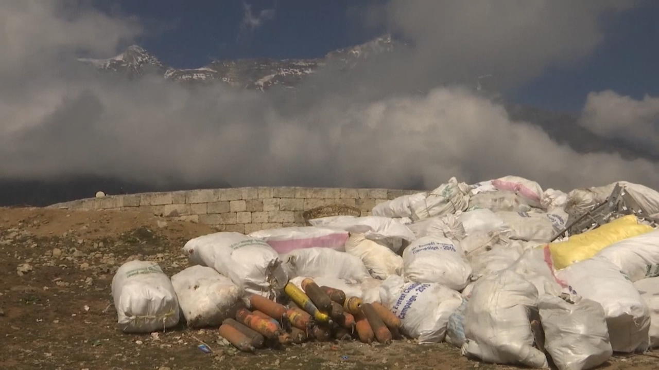 Auf Stau folgt Müll am Mount Everest Nach Rekord-Saison im Himalaya
