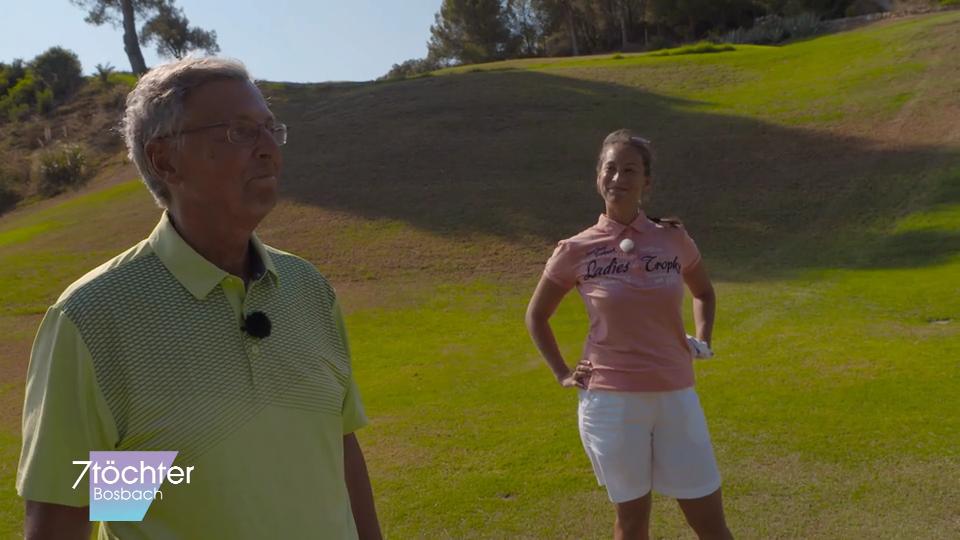 Vater und Tochter zusammen auf dem Golfplatz Endlich gemeinsame Zeit