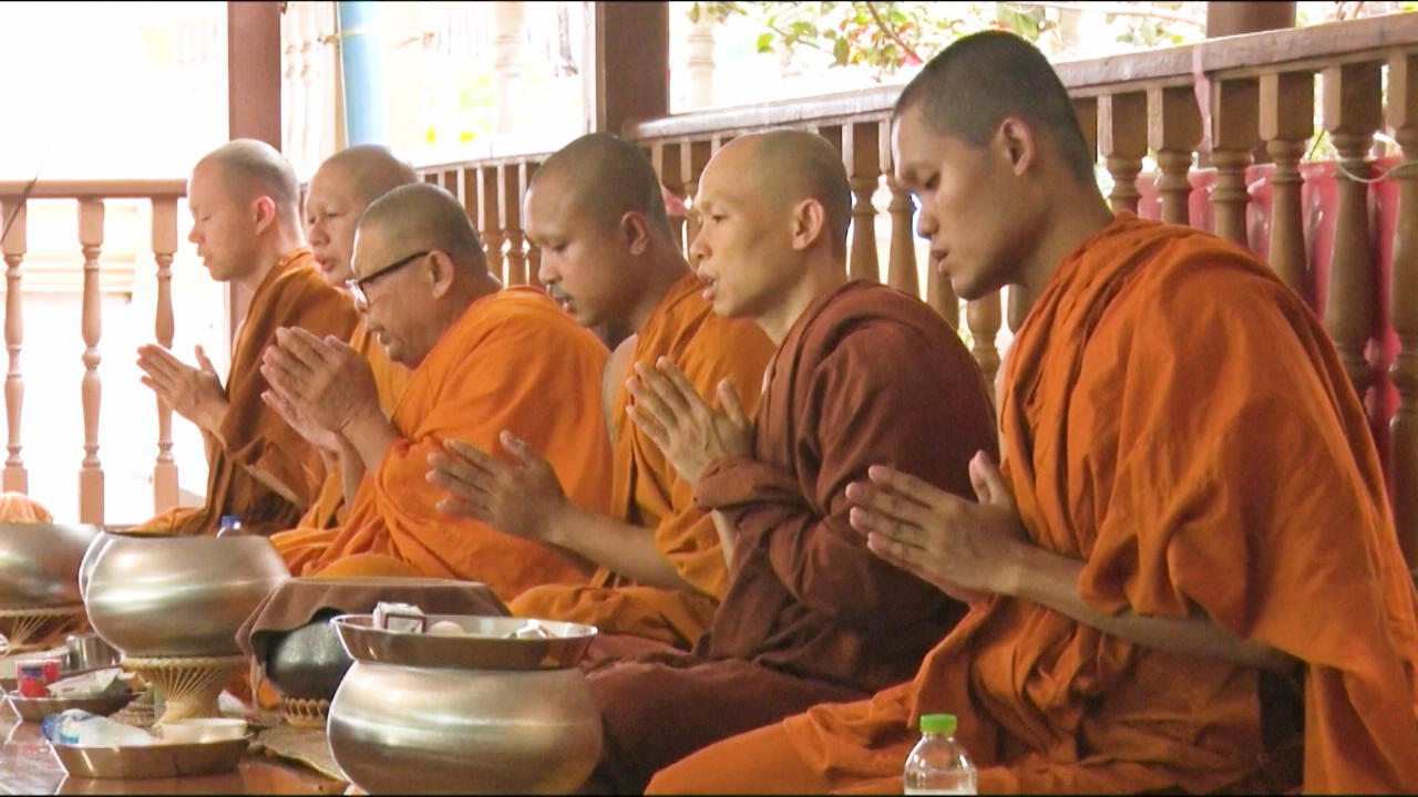 Buddhistische Mönche tragen Roben aus Plastik Abt hatte Recycling-Idee