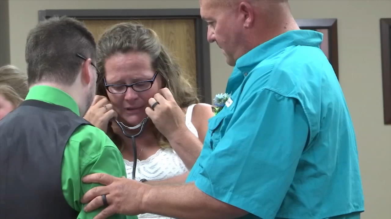 Eltern hören Herz ihres verstorbenen Sohnes schlagen Überraschung zur Hochzeit