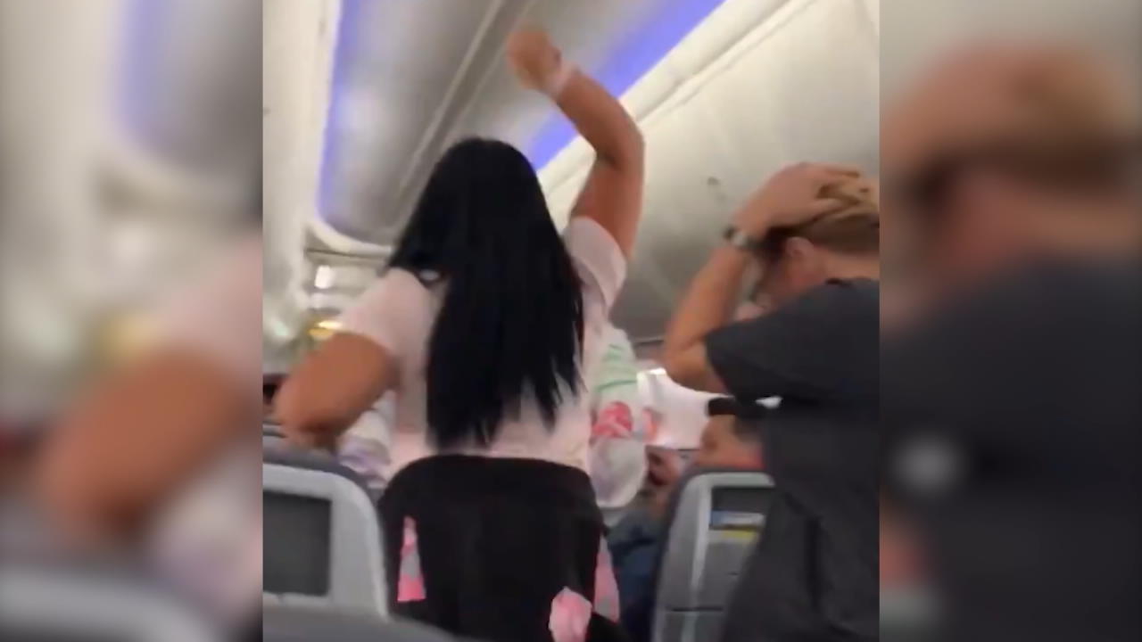 Frau verprügelt Mann mit Laptop Ausraster im Flugzeug