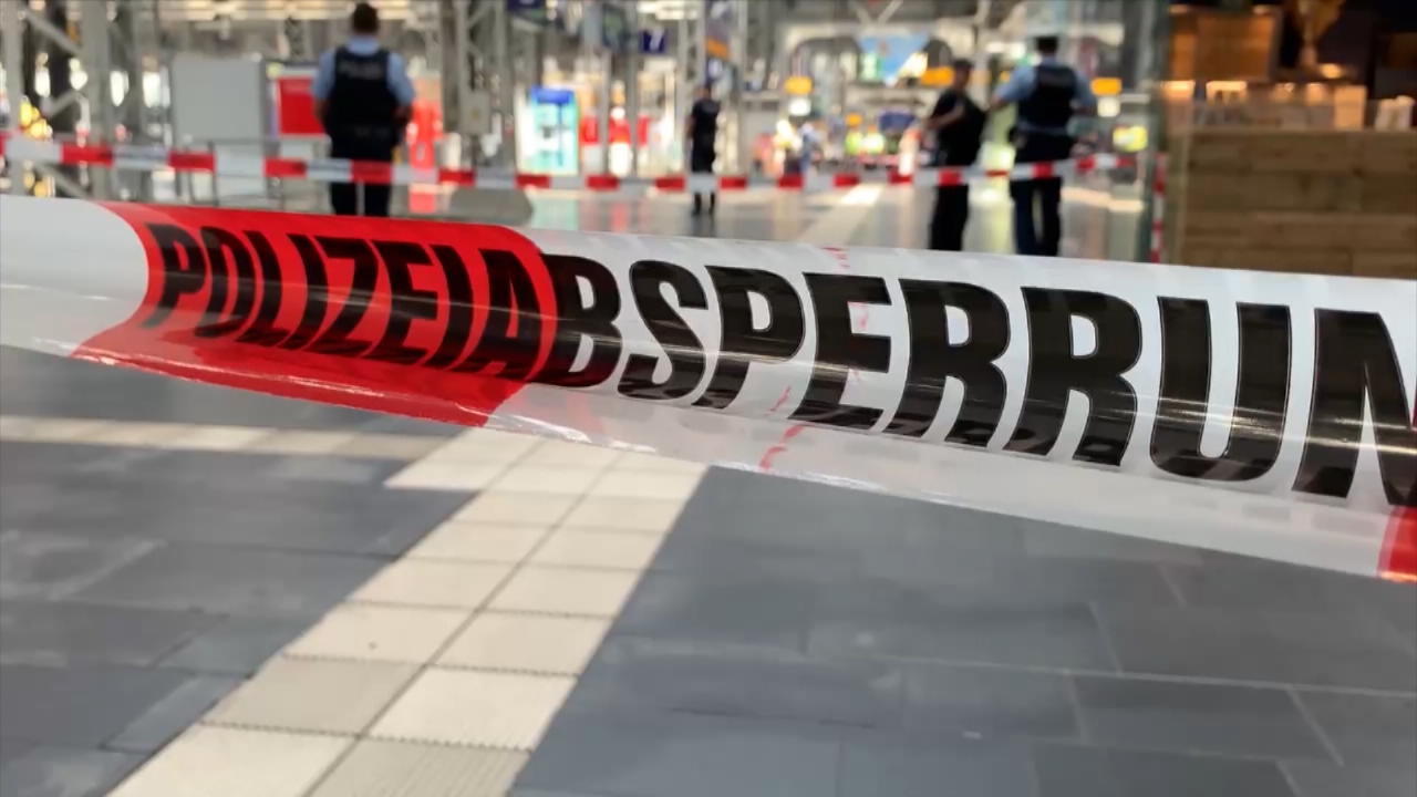 Mann schubst achtjährigen Jungen vor ICE Großeinsatz am Frankfurter Hauptbahnhof
