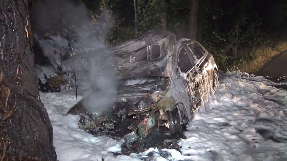 Betrunkener klaut Auto und fährt gegen Baum Unfallauto ausgebrannt