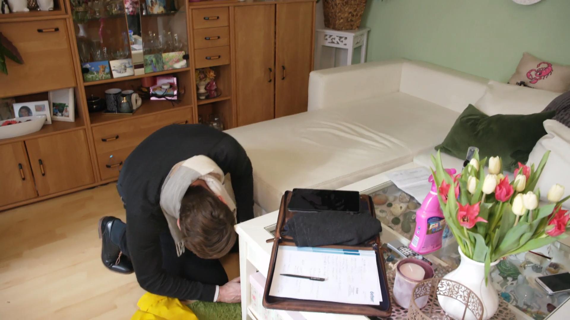Timo Heitmann zeigt vollen Körpereinsatz Verfärbte Couch durch einen Schal