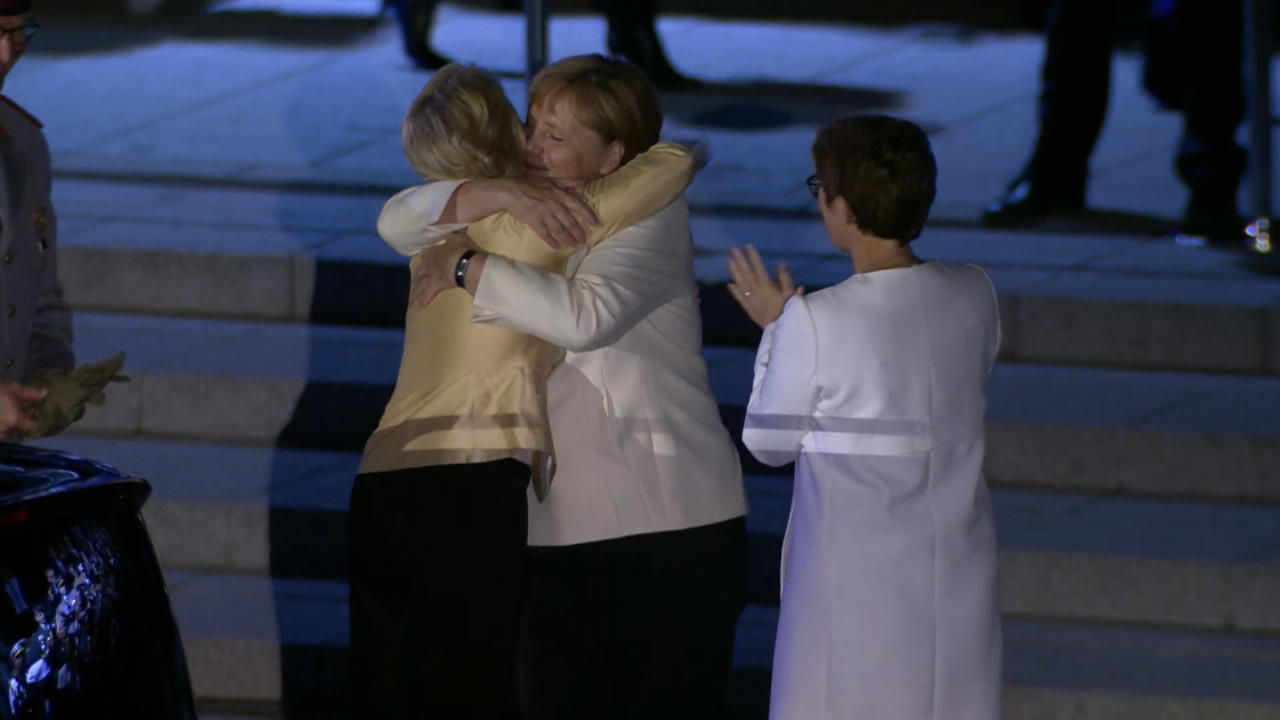 Merkel witzelt über von der Leyen Bei Großem Zapfenstreich