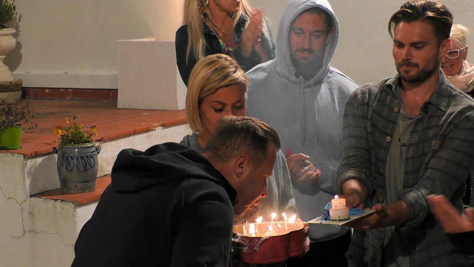 Willi Herren feiert seinen 44. im Sommerhaus Happy Birthday!