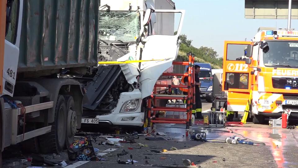 Tödlicher Unfall auf der A3 bei Frankfurt Autofahrer wenden in Rettungsgasse