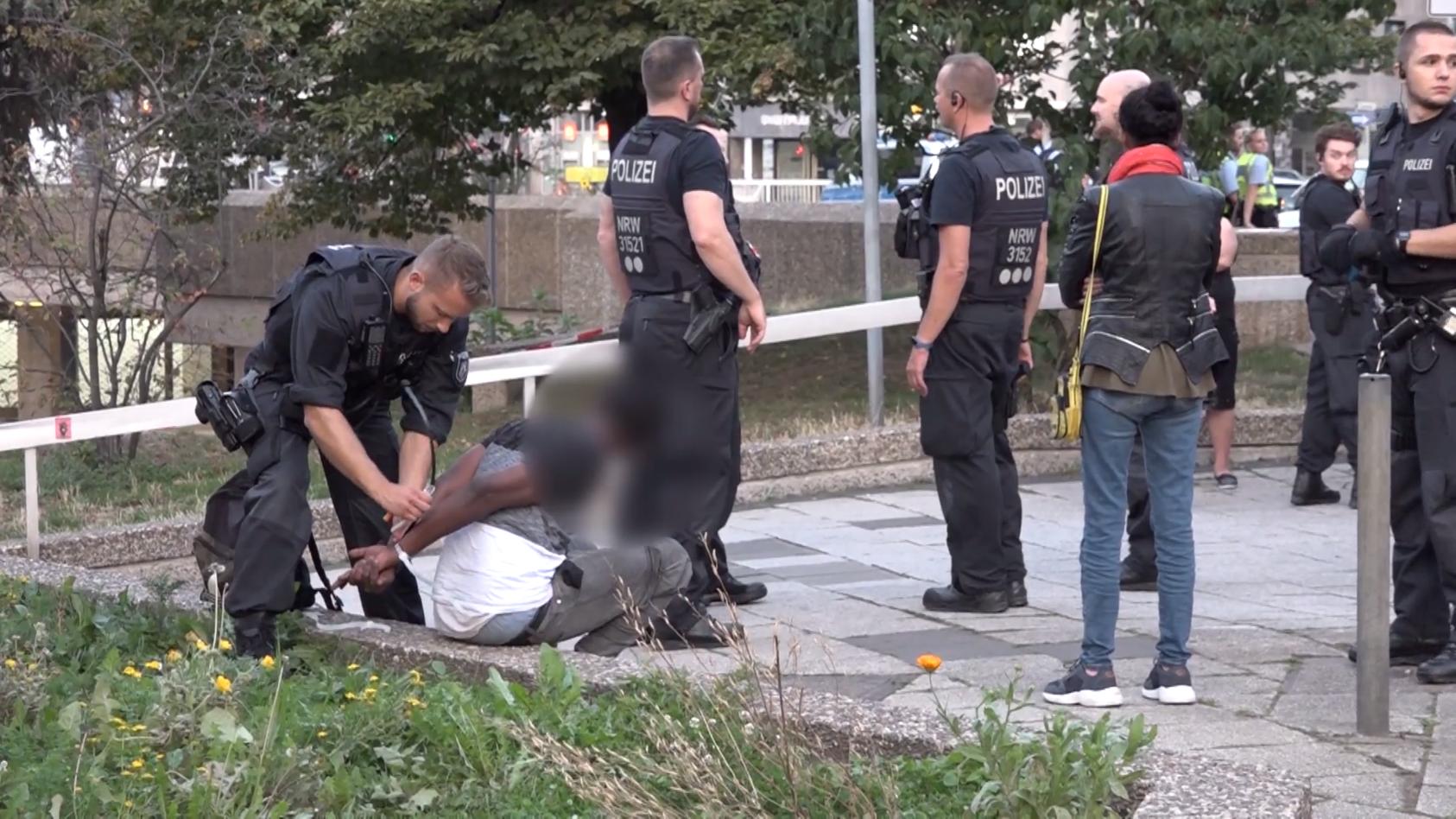 Mann stirbt bei Massenschlaegerei in Koeln Polizei ermittelt