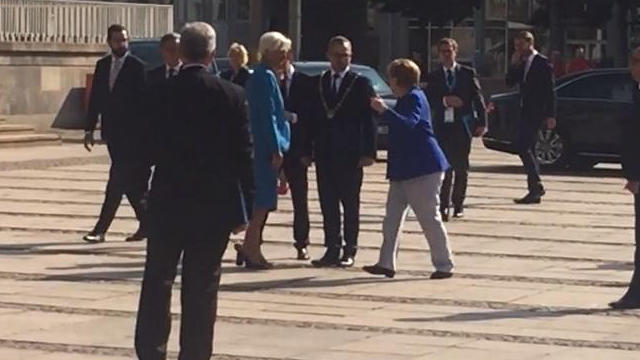 Merkel joggt in die Herzen der Autogrammjäger Vor Ehrendoktorverleihung