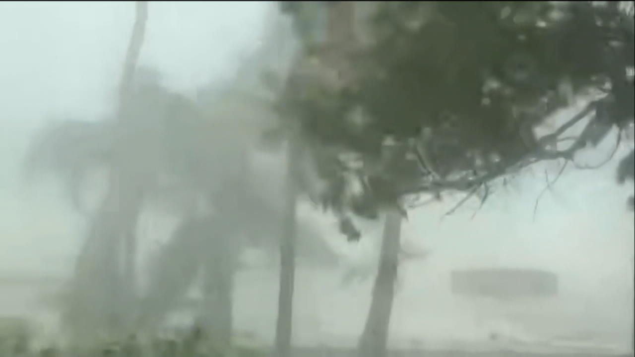 Hurrikan Dorian erschüttert die Bahamas Windgeschwindigkeiten von knapp 300 km/h