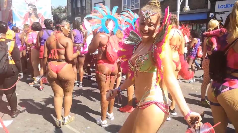 Sexy, bunt, laut: Notting Hill Carnival in London Deutsche Tänzerin packt aus