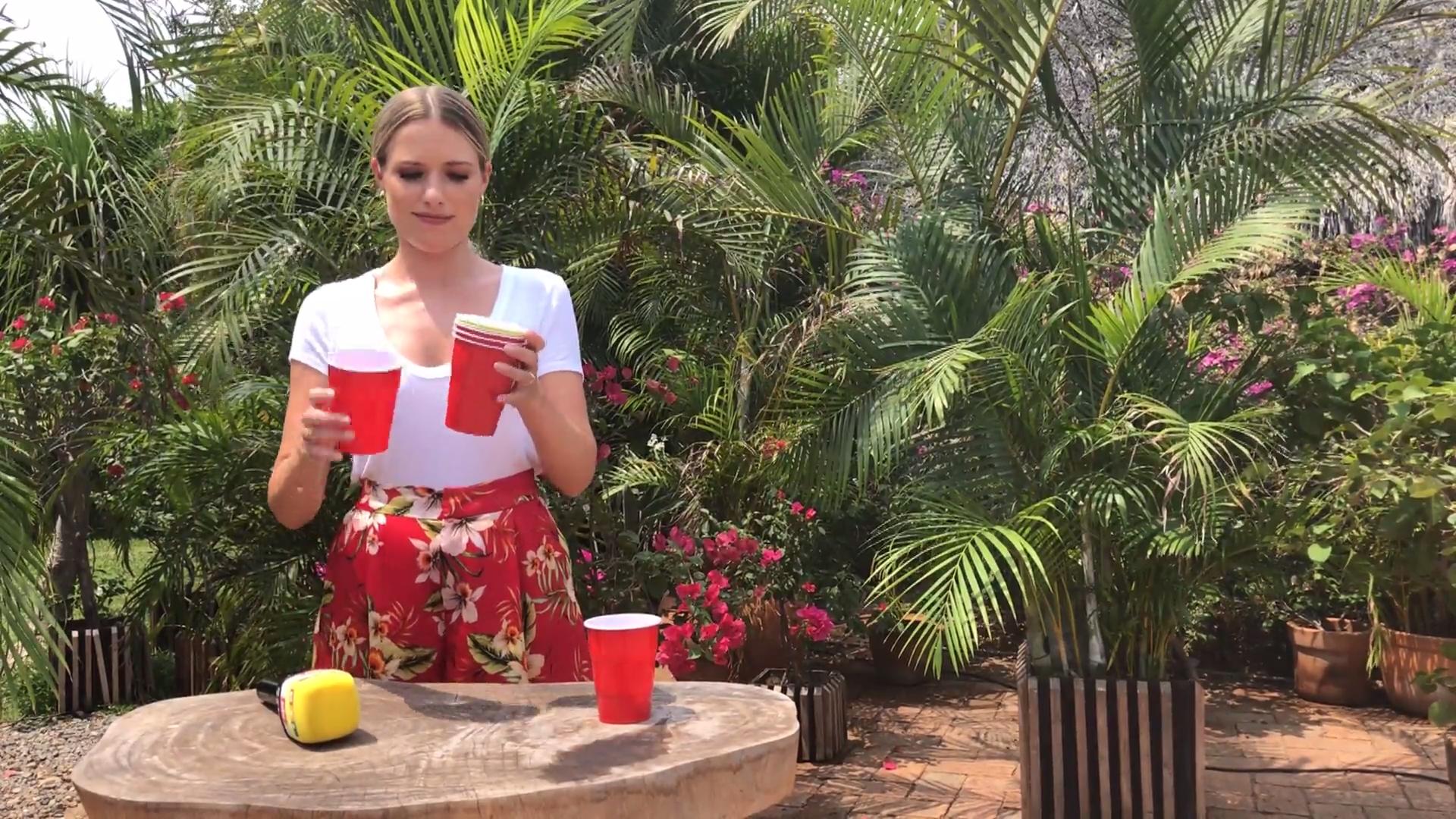 Vanessa Meisinger erklärt das Spiel "Paradise Hotel Games"