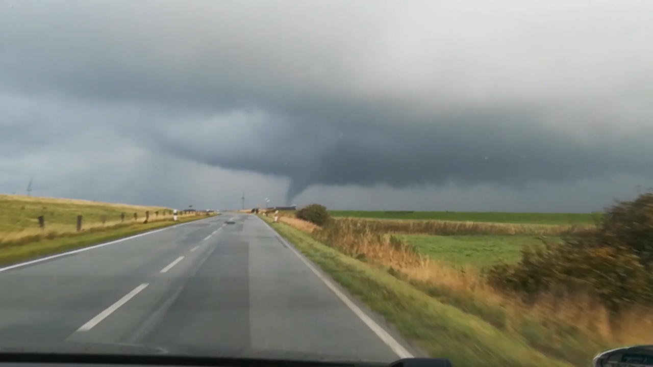 Tornado zieht über Schleswig-Holstein Unwetter in Deutschland