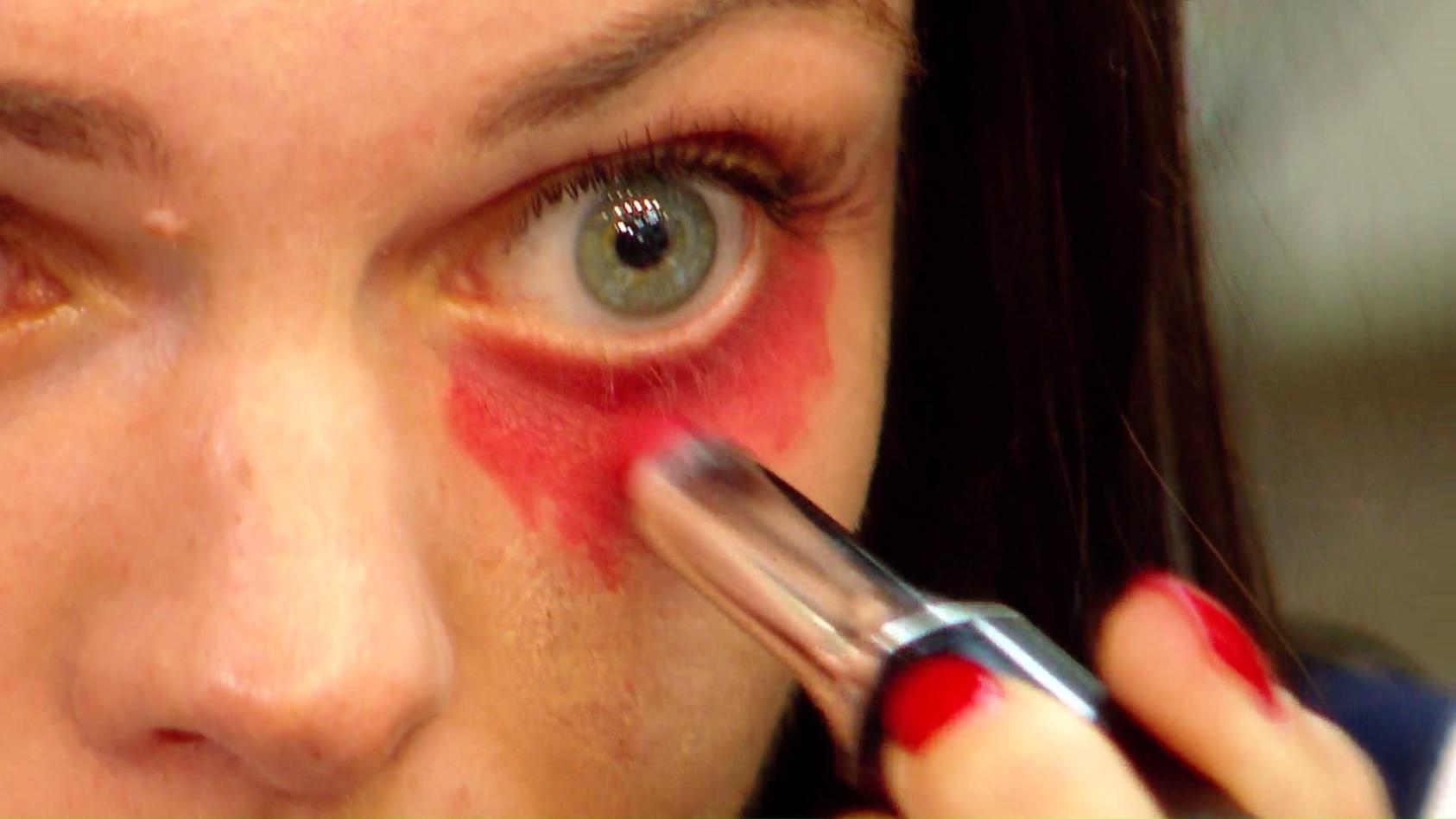 Lippenstift gegen Augenringe - wie bitte? Skurrile Schminktipps im Test