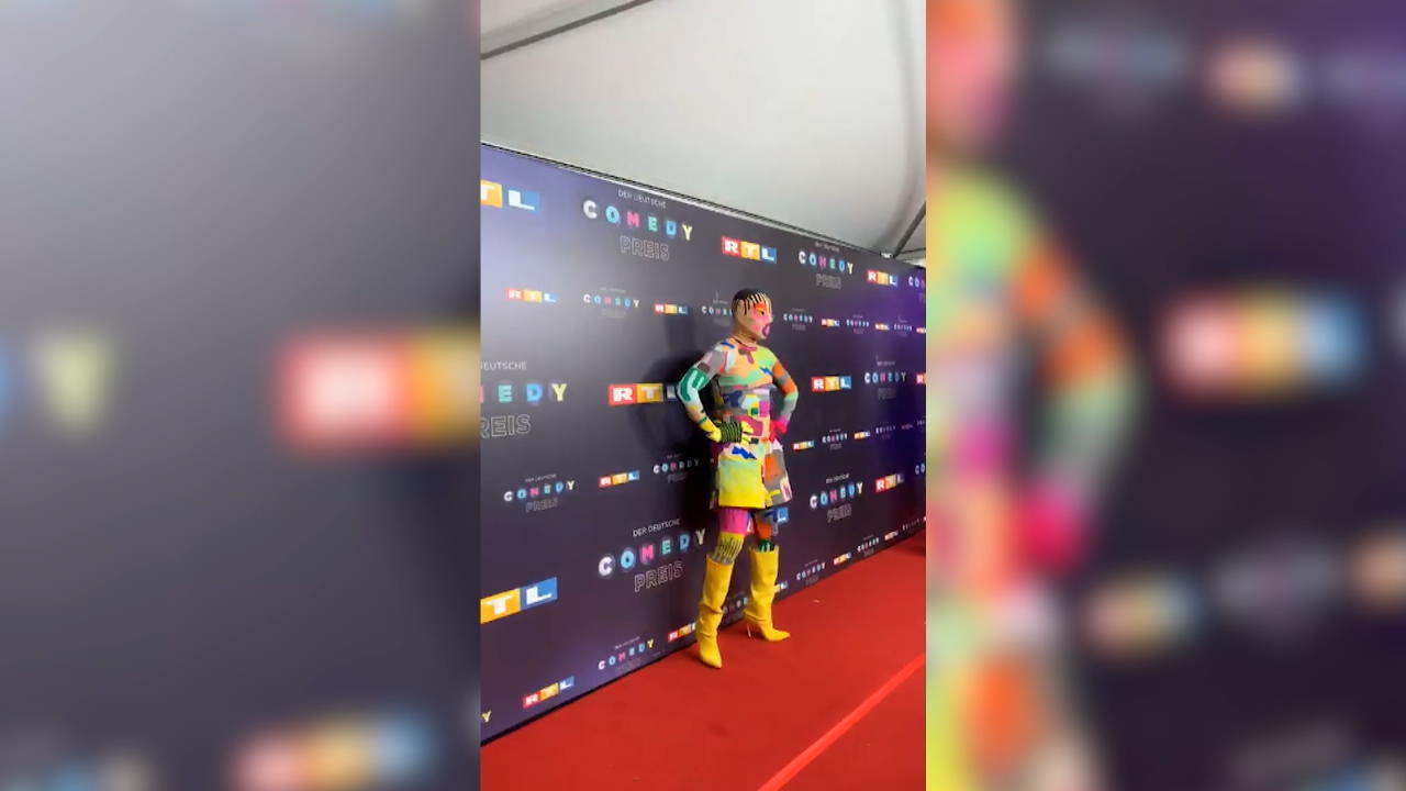 Jorge Gonzalez beim Comedy-Preis Regenbogen-Morphsuit