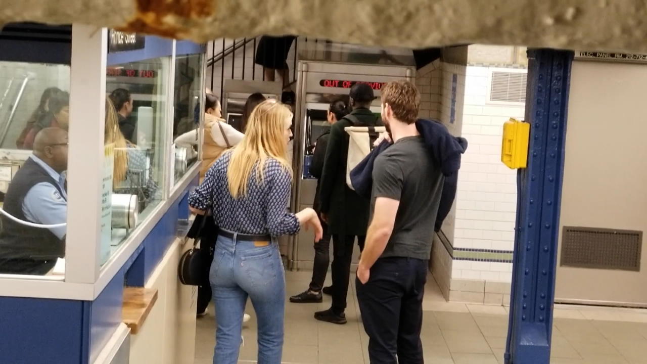 Liam Hemsworth mit neuer Freundin erwischt Aufnahmen vom Date in New York