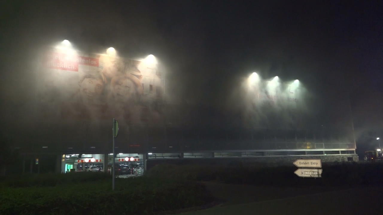 Autos brennen am Flughafen Münster-Osnabrück Feuerwehr im Großeinsatz