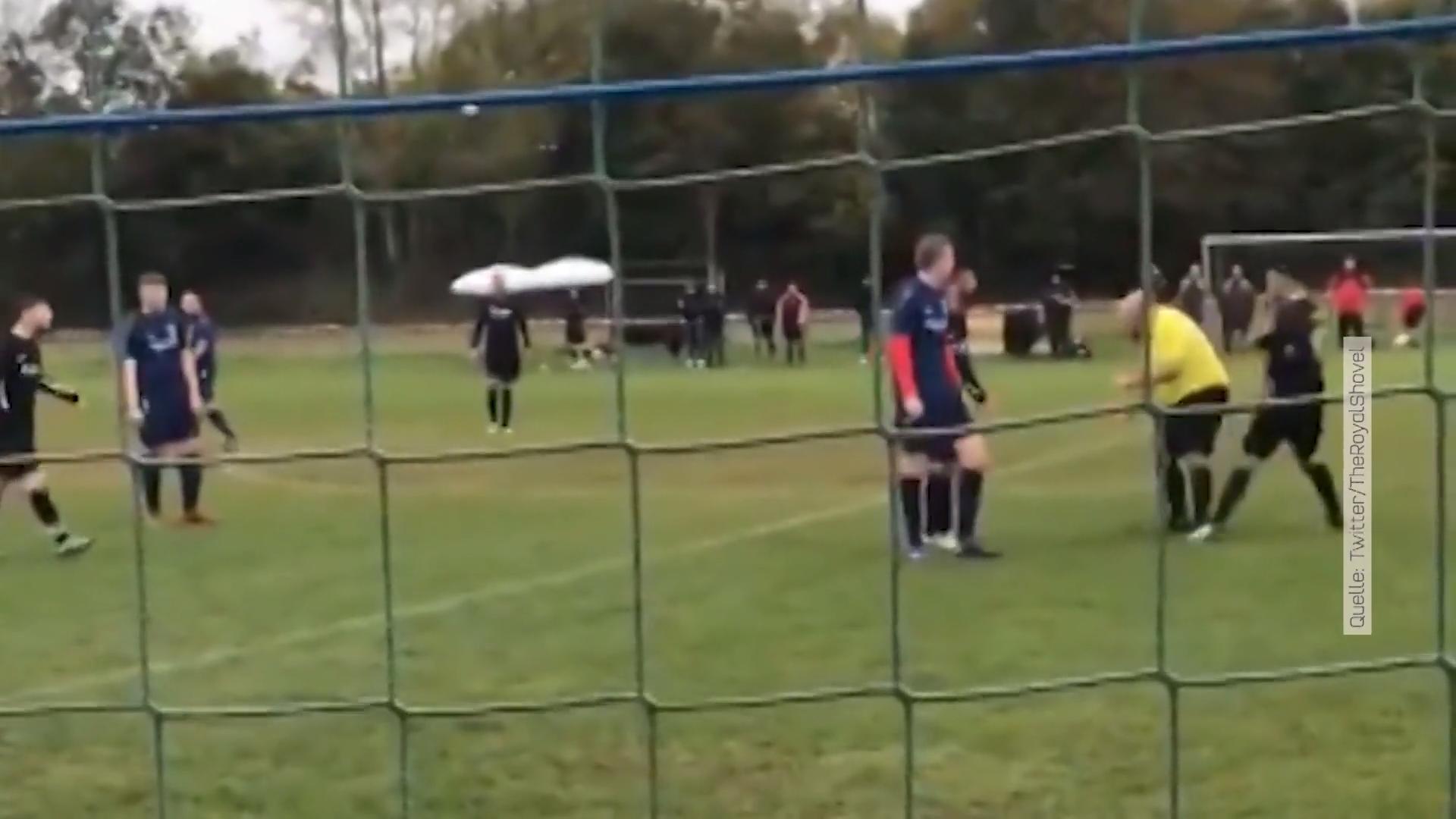 Fußballer attackiert Schiedsrichter 