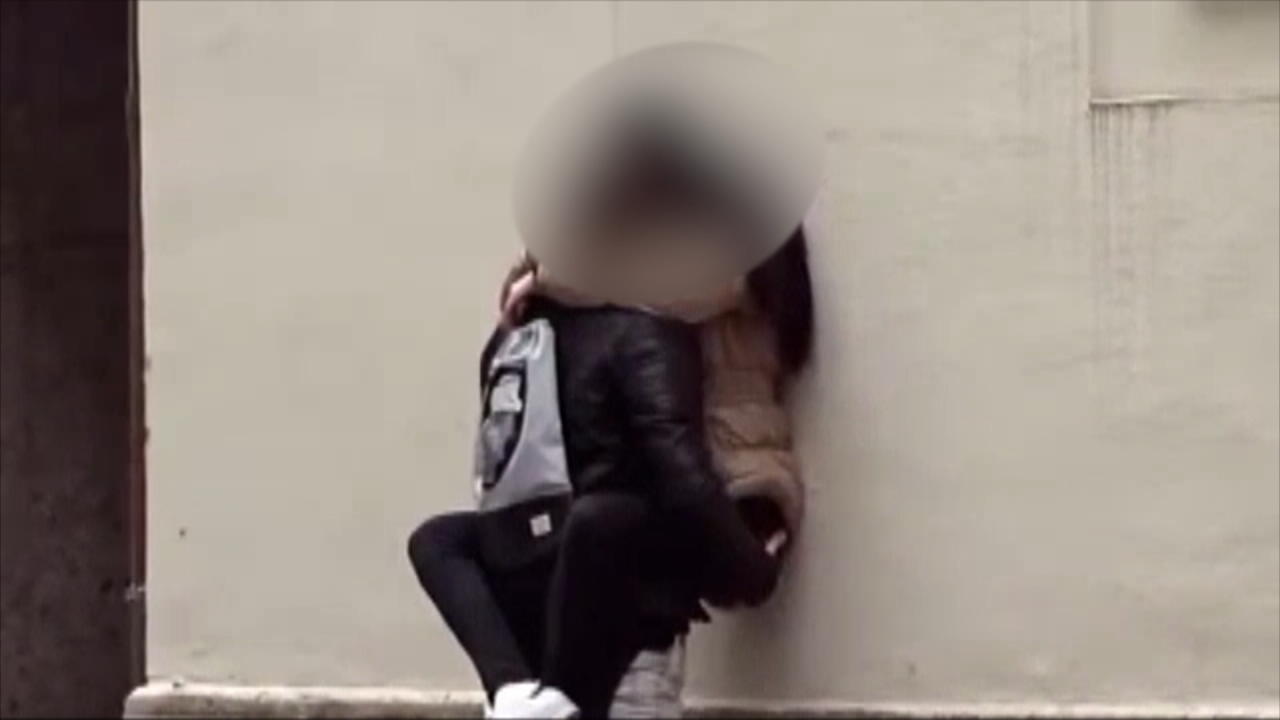 Youtuber soll Fans vergewaltigt haben Im Video drängt er Mädchen zu Küssen