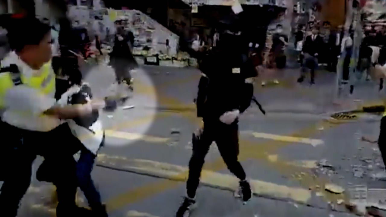 Polizisten schießen auf Demonstranten Proteste in Hongkong