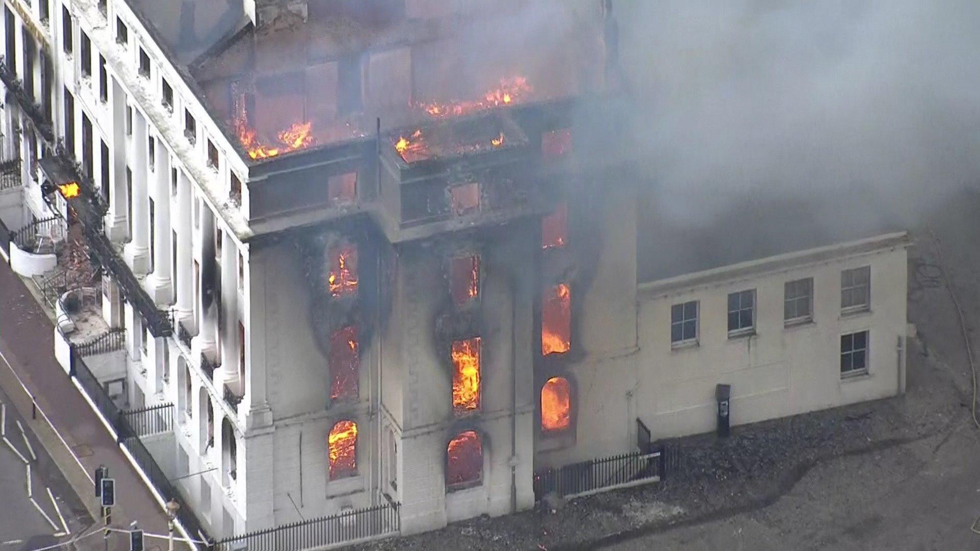 Dutzende Feuerwehrleute kämpfen gegen die Flammen Großeinsatz in brennendem Hotel