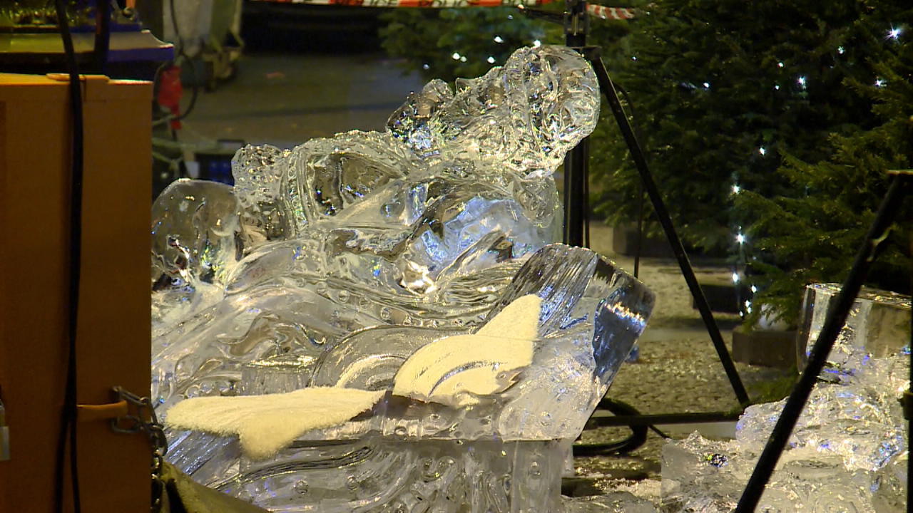 Kind wird von Eisskulptur getroffen und stirbt Weihnachtsmarkt in Luxemburg