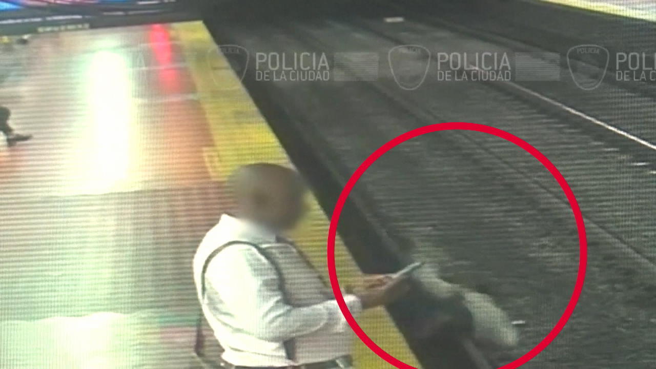 Mann (49) starrt auf´s Handy und stürzt auf U-Bahn Dramatische Rettung in Buenos Aires