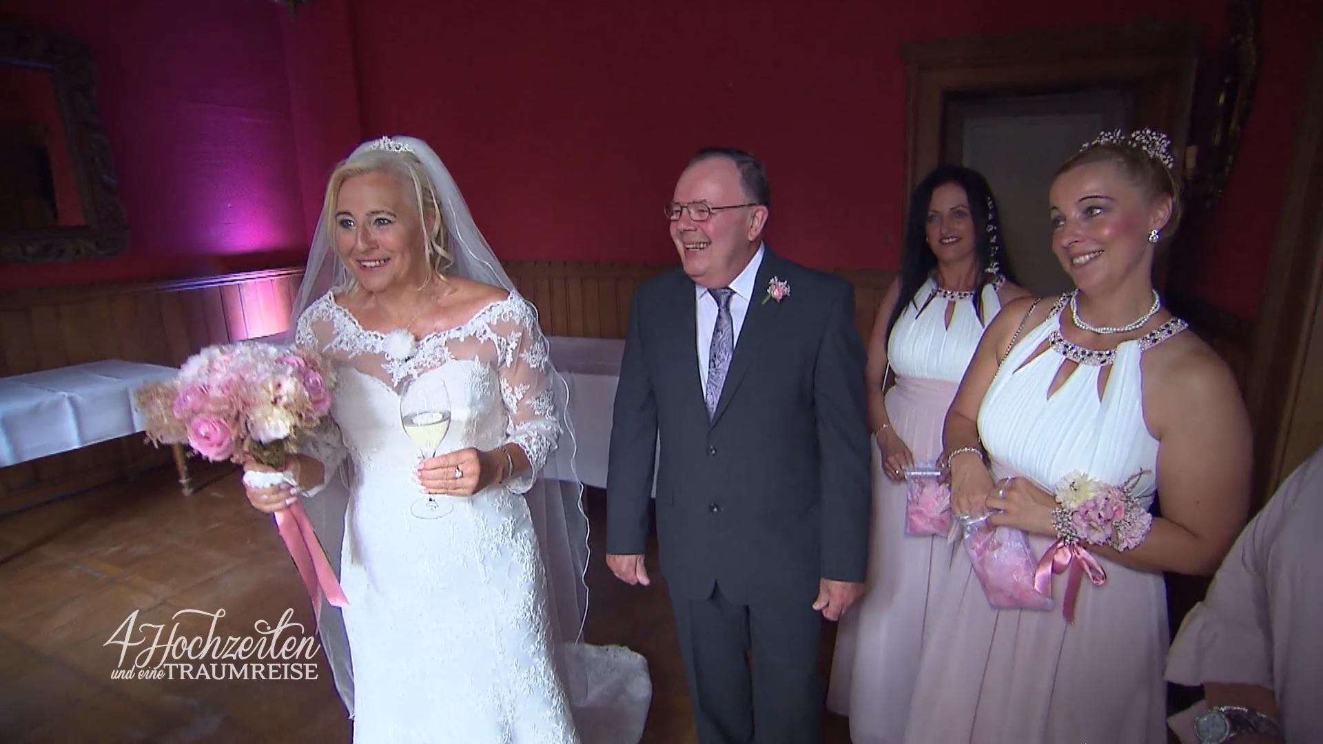 Die Braut kostet ihren Einzug in die Kirche aus Manuela macht es spannend