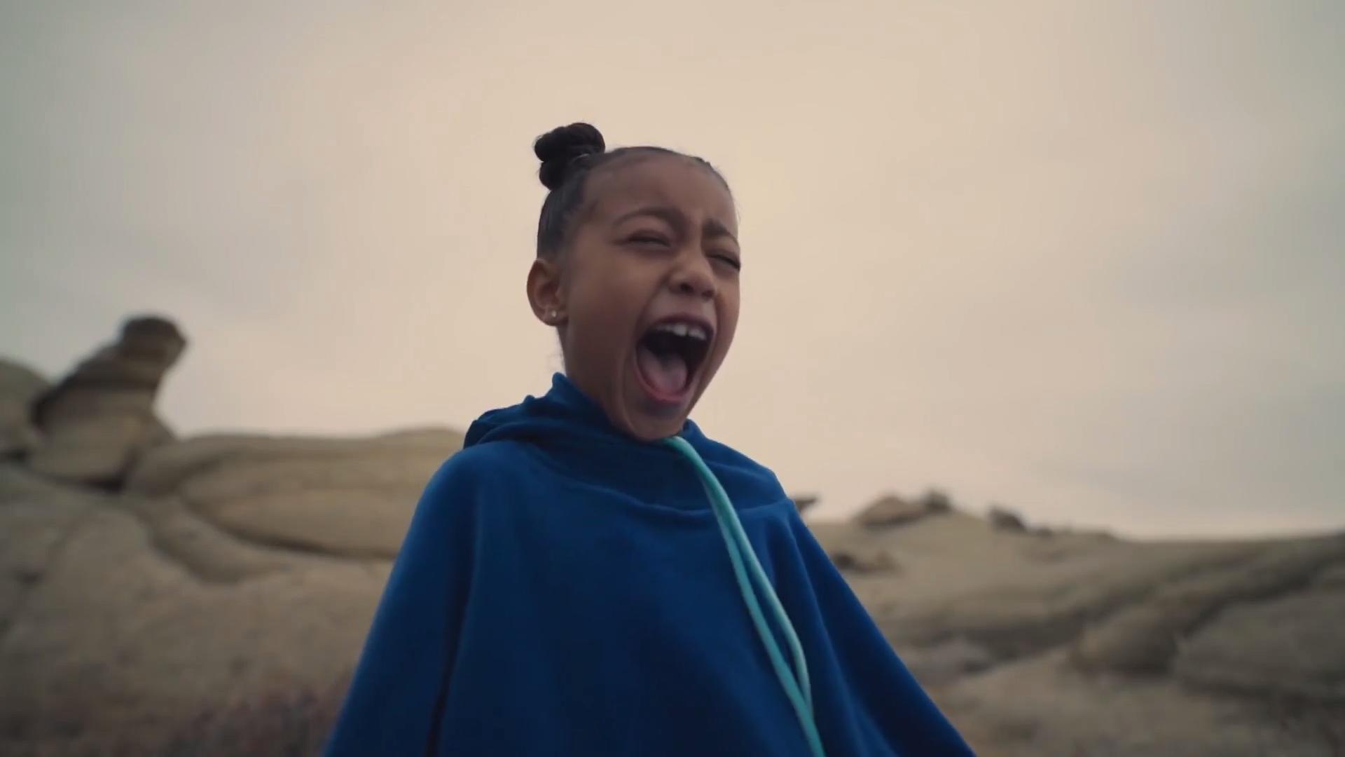 North West schreit im neuen Video von Kanye West North West, der Hinhörer