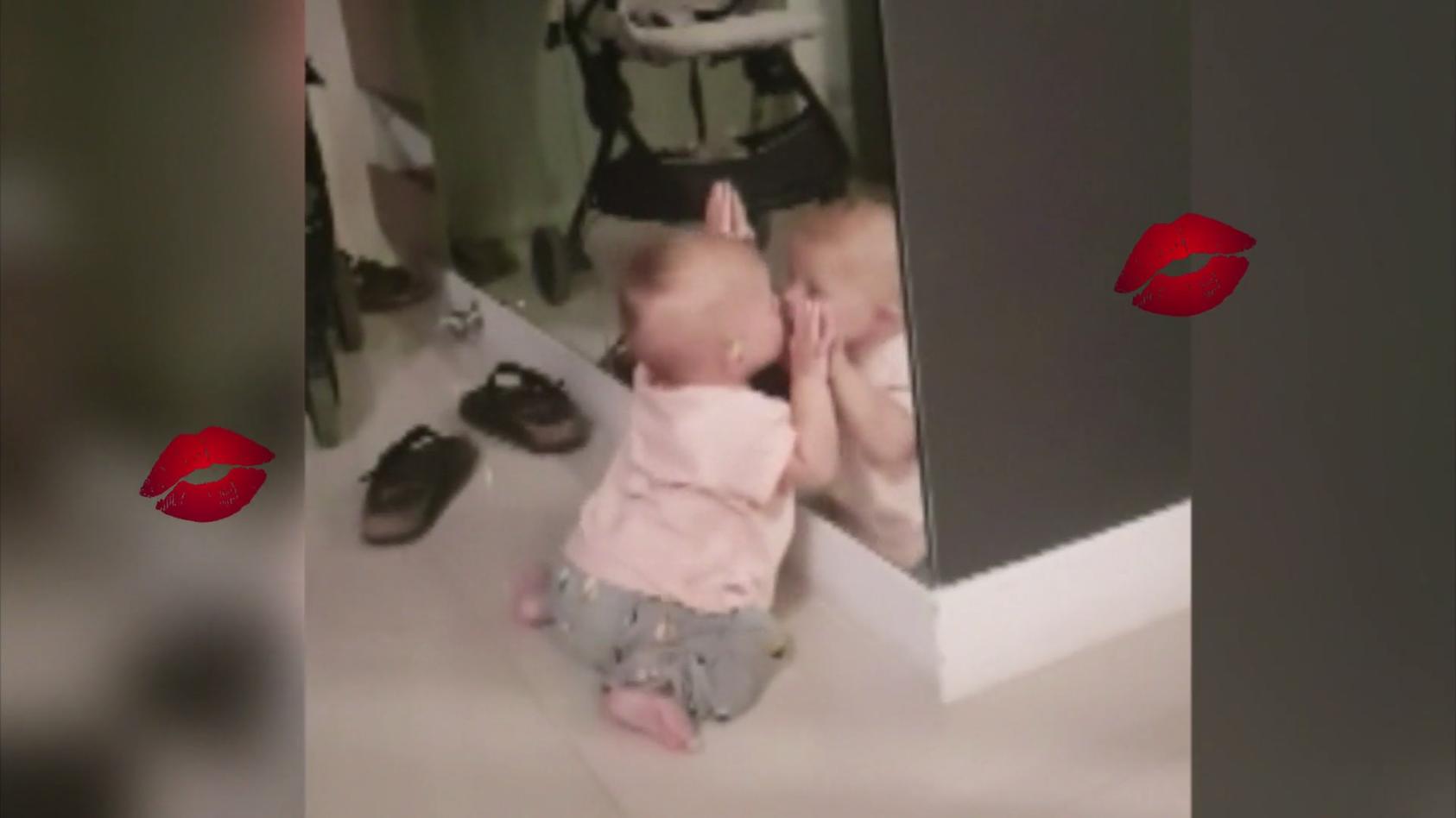 Baby knutscht mit Spiegelbild Das ist wahre Selbstliebe!