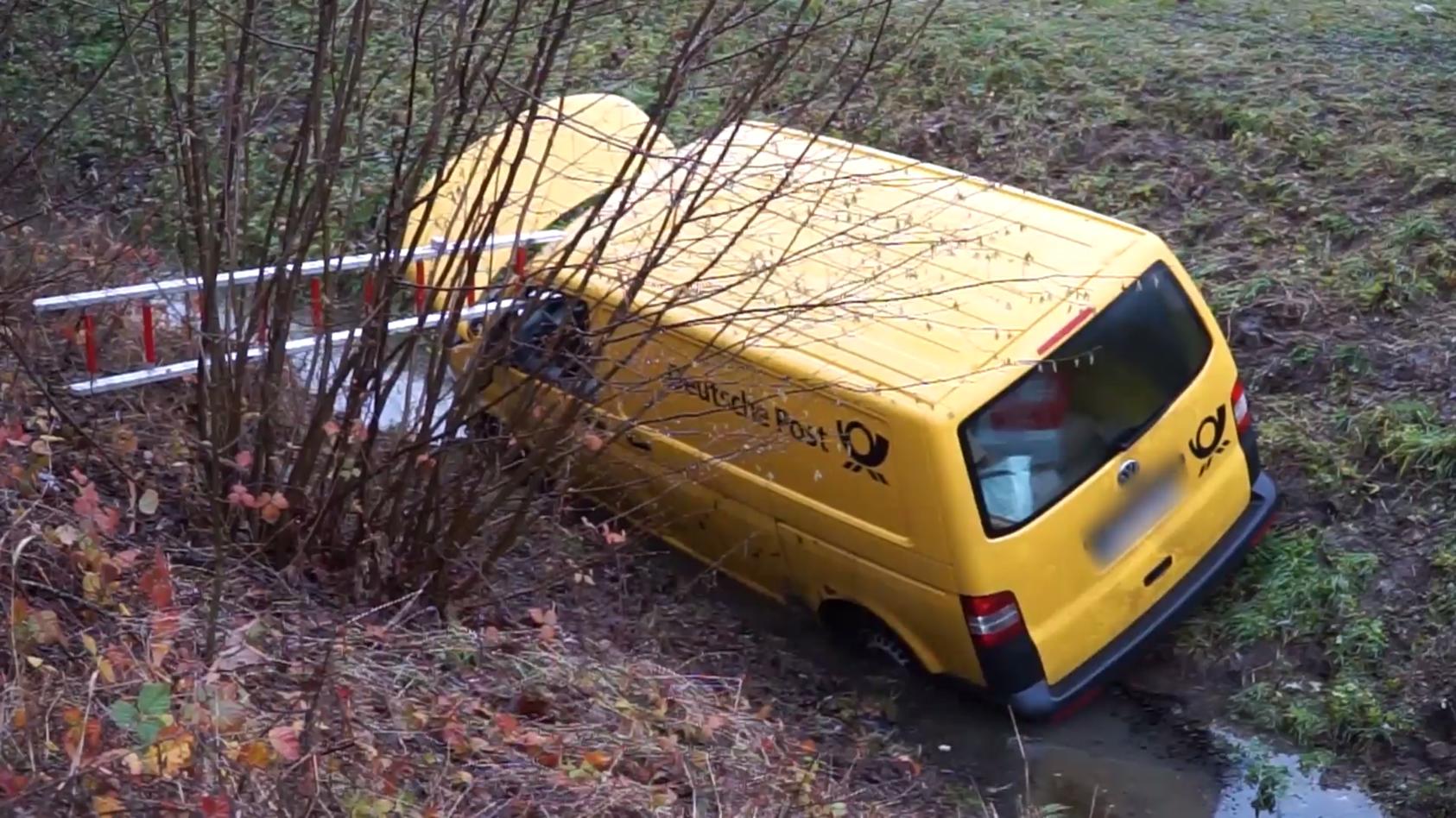 Duo klaut Postauto und rammt neun Polizeiwagen Flucht endet im Straßengraben