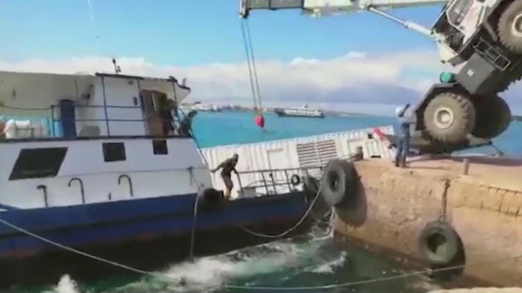 Auslaufender Diesel bedroht Galapagos-Inseln Kran fällt auf Schiff