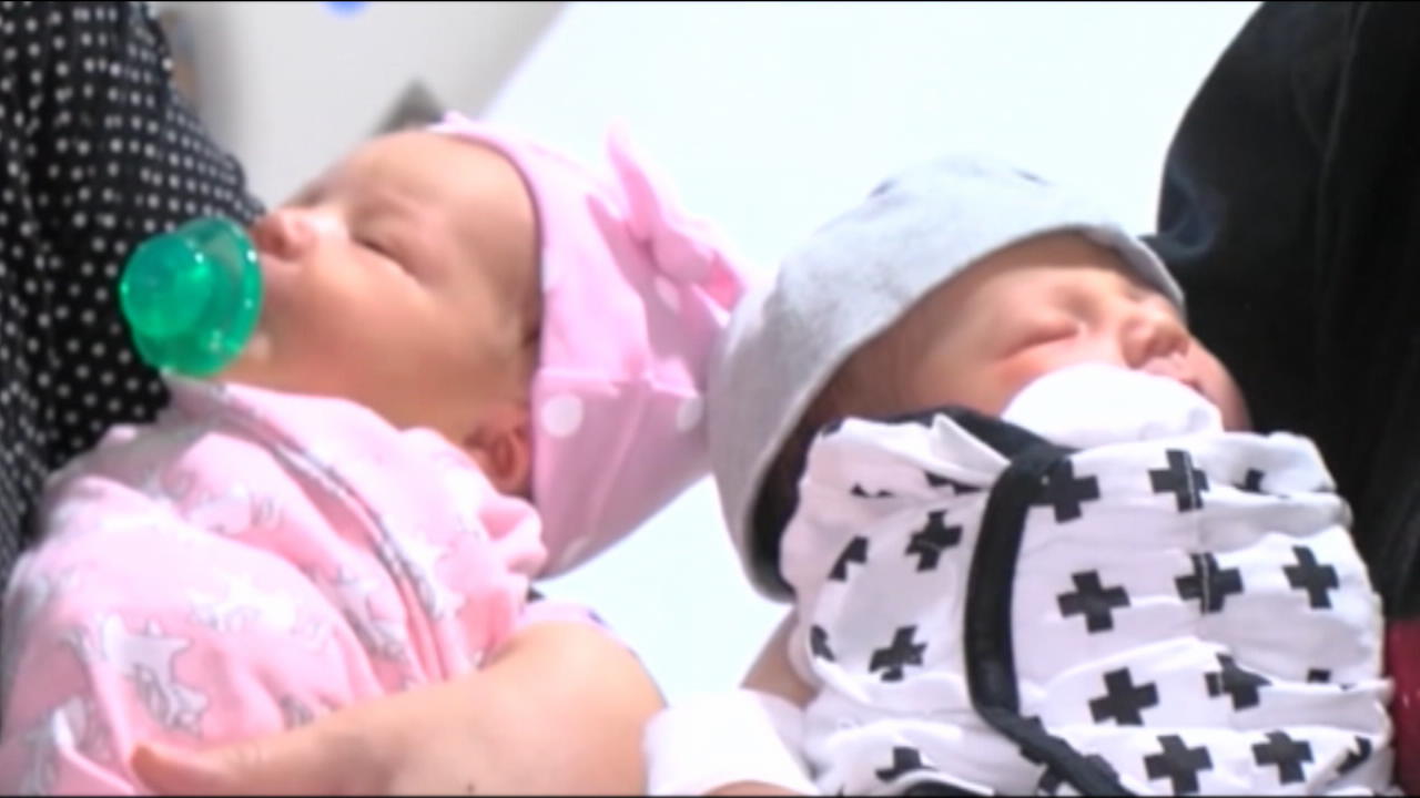 Zwillinge Celeste und Cynthia bekommen gleichzeitig ihre Babys Was für ein Zufall!