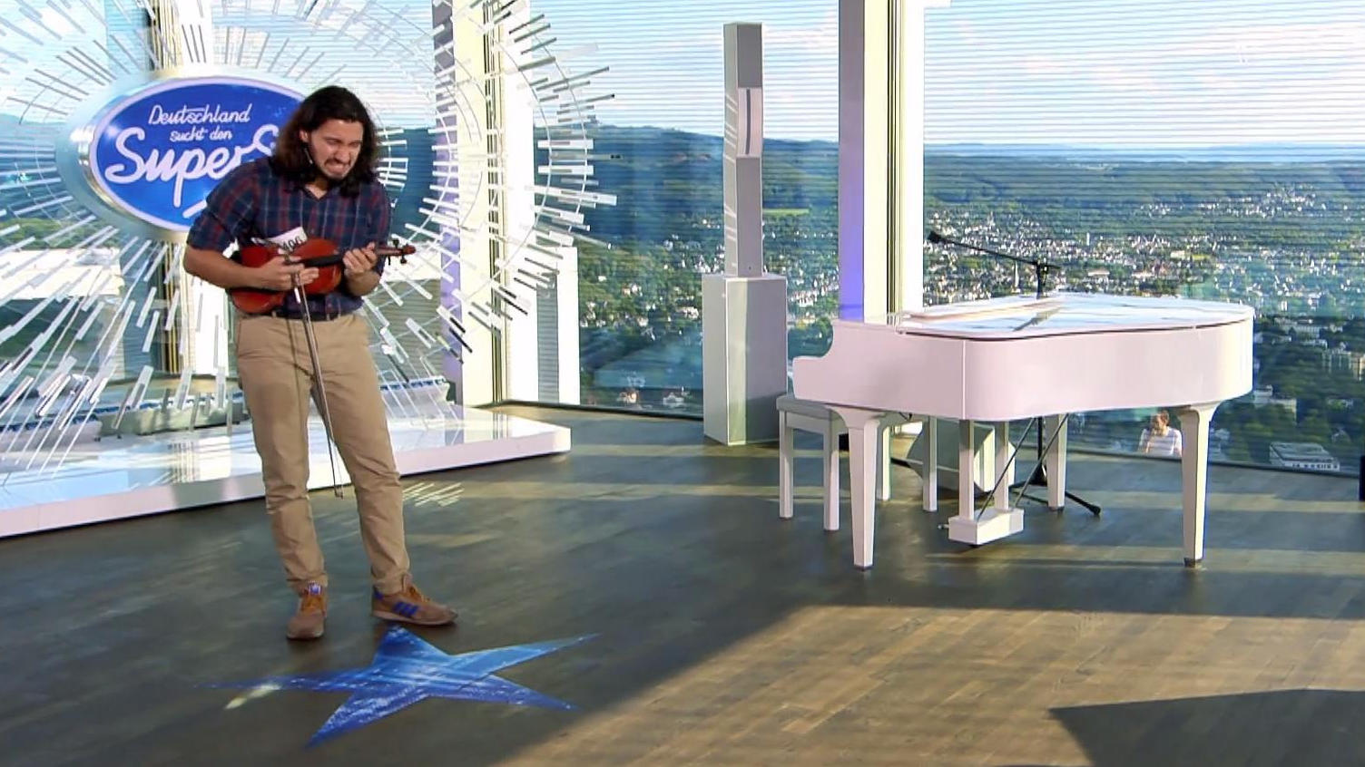 Omids kuriose Geigen-Performance Ganz schön schräg!