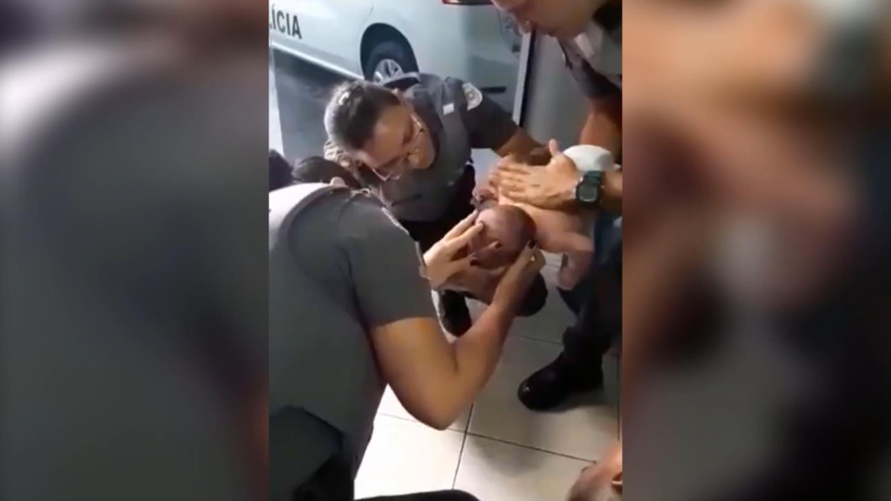 Polizisten retten Baby vor dem Ersticken 